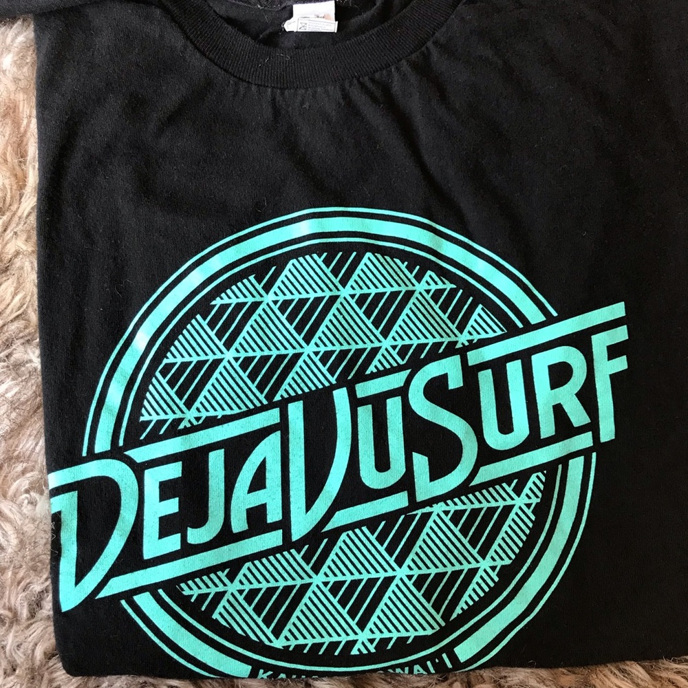 Local Hawaiian Surf shop T-shirt Dejavu